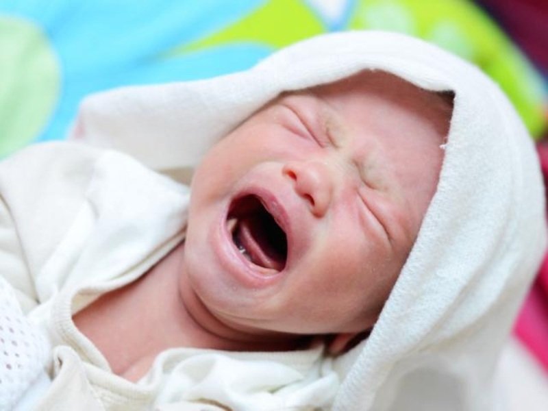 Chiêm bao thấy chồng mình dỗ em bé khóc