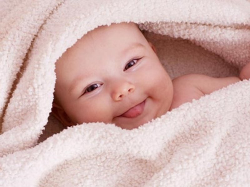 Chiêm bao thấy con nít đang cười đùa với mình
